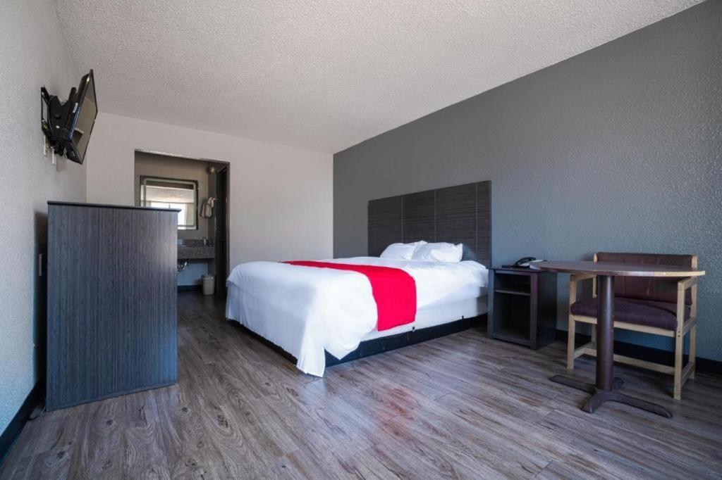Comfort By Oyo East, Ar I-30 Hotel 2*